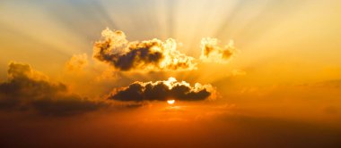 Sirrus bulutlu mavi gökyüzü ve parlak gündoğumu. Geniş resim.