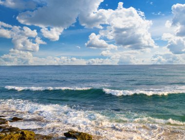 Manzaralı tropik plaj ve güzel bulutlu gökyüzü.
