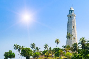 Güzel beyaz Dondra Head deniz feneri, Sri Lanka 'nın en güneydeki burnu - sahilden görüldü. Deniz feneri aynı zamanda sadece adada değil tüm Asya 'da da yüksektir (161 feet).