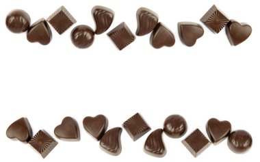 Beyaz arka planda izole edilmiş çikolata şekerleri. Metin için boş yer var. Kolaj.