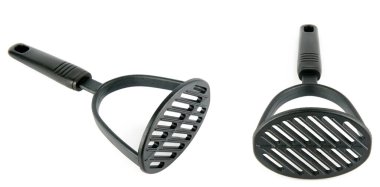 Mutfak gereçleri, beyaz arka planda izole edilmiş patates ezici. Kolaj. Metin için boş yer var. Geniş resim.