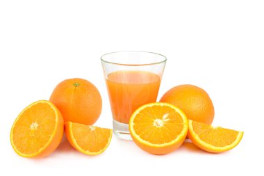 Beyaz arka planda izole edilmiş bir bardakta portakal suyu ve meyve suyu. Metin için boş alan var.