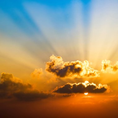 Güzel gün batımı gökyüzü bulutlar ve parlak ışıkla.