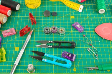 Yamalı bir paspasın üzerinde dikiş aksesuarları..