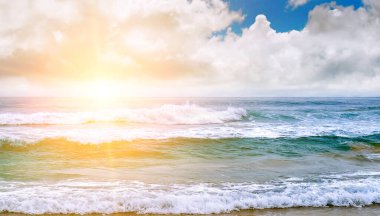 Deniz ve parlak güneş doğuyor. Geniş resim.