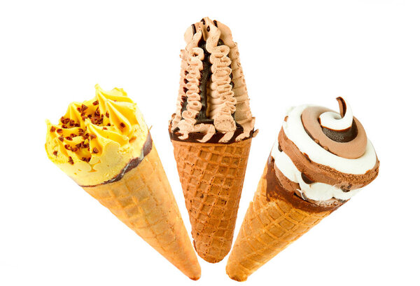 Набор различных мороженого в вафельных рожках изолированы на белом фоне. Коллаж.