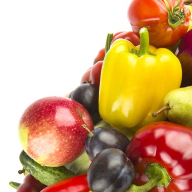 Beyaz arka planda izole edilmiş sebze ve meyve seti. Metin için boş alan var.