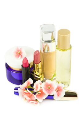 Dekoratif kozmetik seti beyaz arka planda izole edilmiş. Dikey fotoğraf