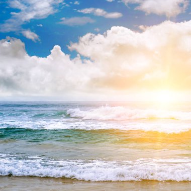 Deniz ve parlak güneş doğuyor .