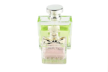 Beyaz arka planda izole edilmiş, boş etiketli parfüm şişeleri..