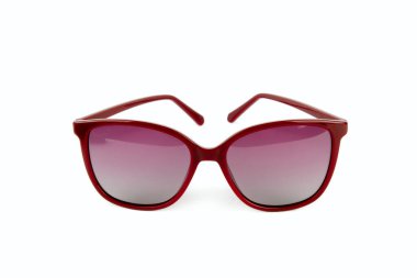 Beyaz arkaplanda izole edilmiş güneş gözlükleri.