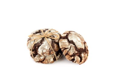 Hediye olarak çikolata kırışıklıkları. Beyaz arka planda izole edilmiş pudra şekerli çikolatalı kurabiyeler. Noel Zamanı.