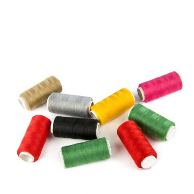 Dikiş aletleri, beyaz arkaplanda izole edilmiş iplik makaraları. Metin için boş alan.