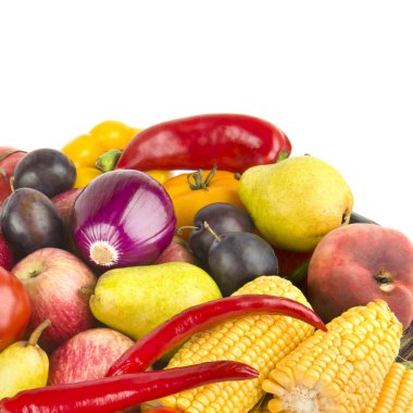 Beyaz arka planda izole edilmiş meyve ve sebzeler toplayın. Metin için boş alan.