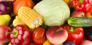 Bir çift meyve ve sebze. Parlak bir arka plan. Geniş resim.