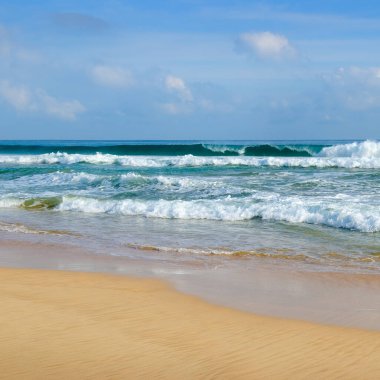 Güneşli bir günde güzel tropikal sahil ve denizin doğa manzarası.