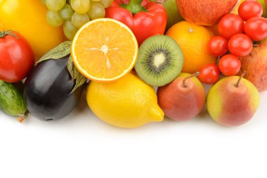 Beyaz arka planda izole edilmiş sebze ve meyve seti. Metin için boş alan var.