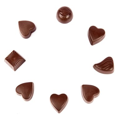 Beyaz arka planda izole edilmiş çikolata şekerleri. Kolaj. Metin için boş alan.