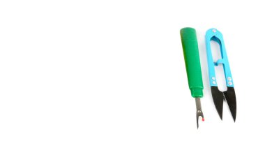 Beyaz arkaplanda izole edilmiş bir takım terzilik araçları. Geniş resim. Metin için boş alan.