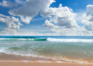 Güneşli bir günde güzel tropik plaj ve denizin doğa manzarası. Konsept - tatil ve seyahat.