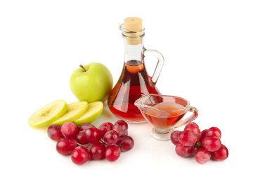 Beyaz arka planda izole edilmiş bir şişede elma şarabı ve sirke..