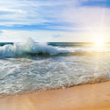 Mavi bulutlu gökyüzünde deniz ve parlak güneş. Konsept - tatil ve seyahat.