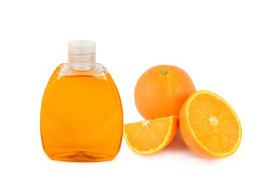 Beyaz arka planda izole edilmiş narenciye özü olan şampuan ve duş jeli. Kolaj. Metin için boş alan var.