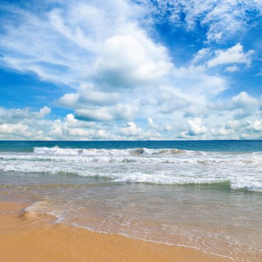 Deniz ve açık mavi bulutlu gökyüzü. Konsept - tatil ve seyahat.