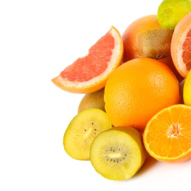 Beyaz arka planda izole bir meyve seti. Metin için boş alan.