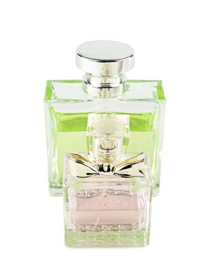 Beyaz arka planda izole edilmiş şişelerdeki lüks parfüm. Dikey fotoğraf.