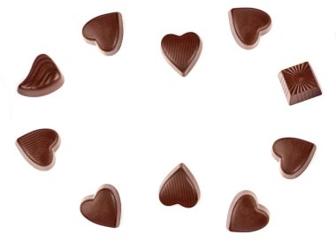 Beyaz arka planda izole edilmiş çikolata şekerleri. Kolaj. Metin için boş alan.