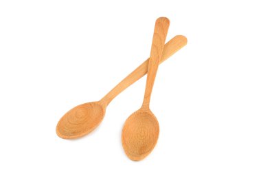 Beyaz arkaplanda izole edilmiş tahta kaşıklar.