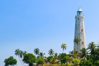 Güzel beyaz Dondra Head deniz feneri, Sri Lanka 'nın en güneydeki burnu - sahilden görüldü. Deniz feneri aynı zamanda sadece adada değil tüm Asya 'da da yüksektir (161 feet).
