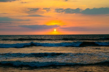 Deniz ve parlak gün doğumu. Konsept - tatil ve seyahat.