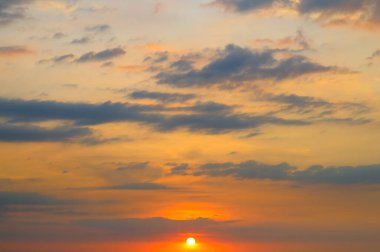 Bulutlu akşam gökyüzü manzarası. Günbatımı gökyüzü arkaplanı, aydınlık bulutlu gündoğumu gökyüzü.