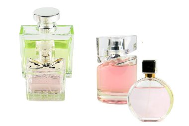 Beyaz arka planda izole edilmiş şişelerde bulunan lüks parfüm seti. Kolaj.