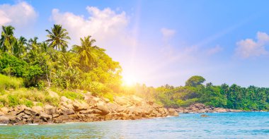 Manzaralı tropik plaj ve parlak gün doğumu. Geniş resim.