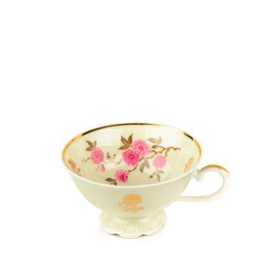 Beyaz arka planda izole edilmiş klasik porselen bardak. Metin için boş alan.