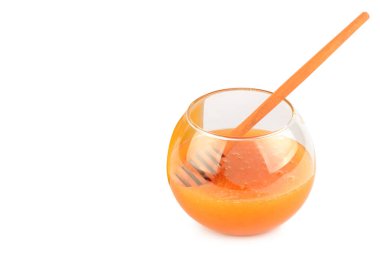 Bal küpü ve ahşap kaplama beyaz arka planda izole edilmiş. Metin için boş alan.