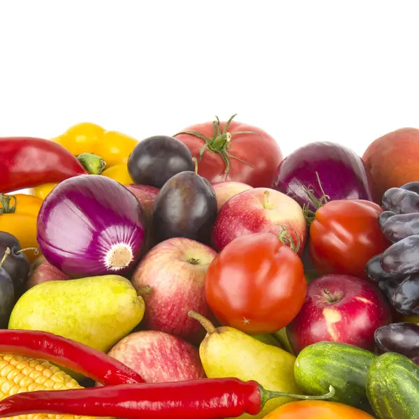 Beyaz arka planda izole edilmiş meyve ve sebzeler toplayın. Metin için boş alan.