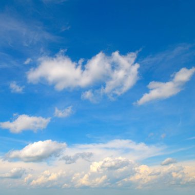 Mavi parlak gökyüzü ve hafif kümülüs bulutları.