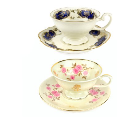 Beyaz arka planda izole edilmiş klasik porselen bardaklar ve çay tabağı. Kolaj. Metin için boş alan var.