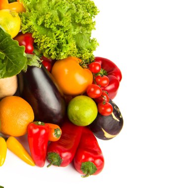 Beyaz arka planda izole edilmiş sebze ve meyve seti. Metin için boş alan var.