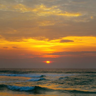Deniz ve parlak günbatımı. Konsept - tatil ve seyahat.