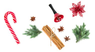 Beyaz arka planda izole edilmiş bir Noel süsü. Geniş resim.