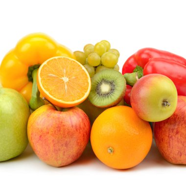 Beyaz arka planda meyveler ve sebzeler izole edilmiş..