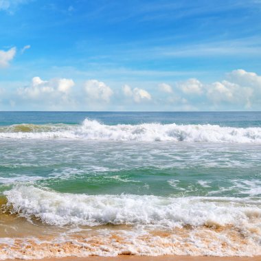 Deniz ve açık mavi bulutlu gökyüzü. Konsept - tatil ve seyahat.