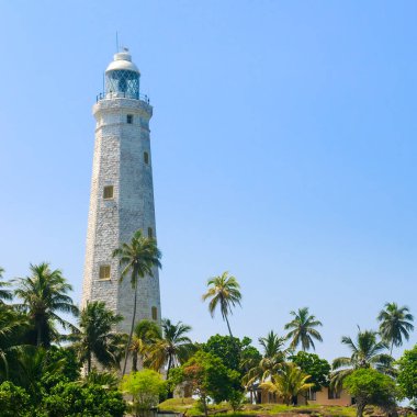 Güzel beyaz Dondra Head deniz feneri, Sri Lanka 'nın en güneydeki burnu - sahilden görüldü. Deniz feneri aynı zamanda sadece adada değil tüm Asya 'da da yüksektir (161 feet).
