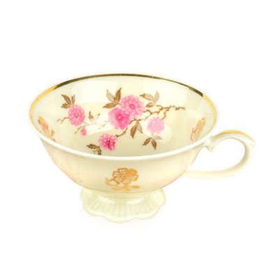 Beyaz arkaplanda izole edilmiş klasik porselen bardak.