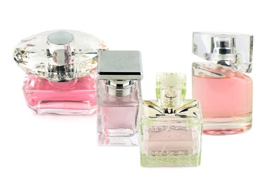 Beyaz arka planda izole edilmiş şişelerdeki lüks parfüm. Kolaj.